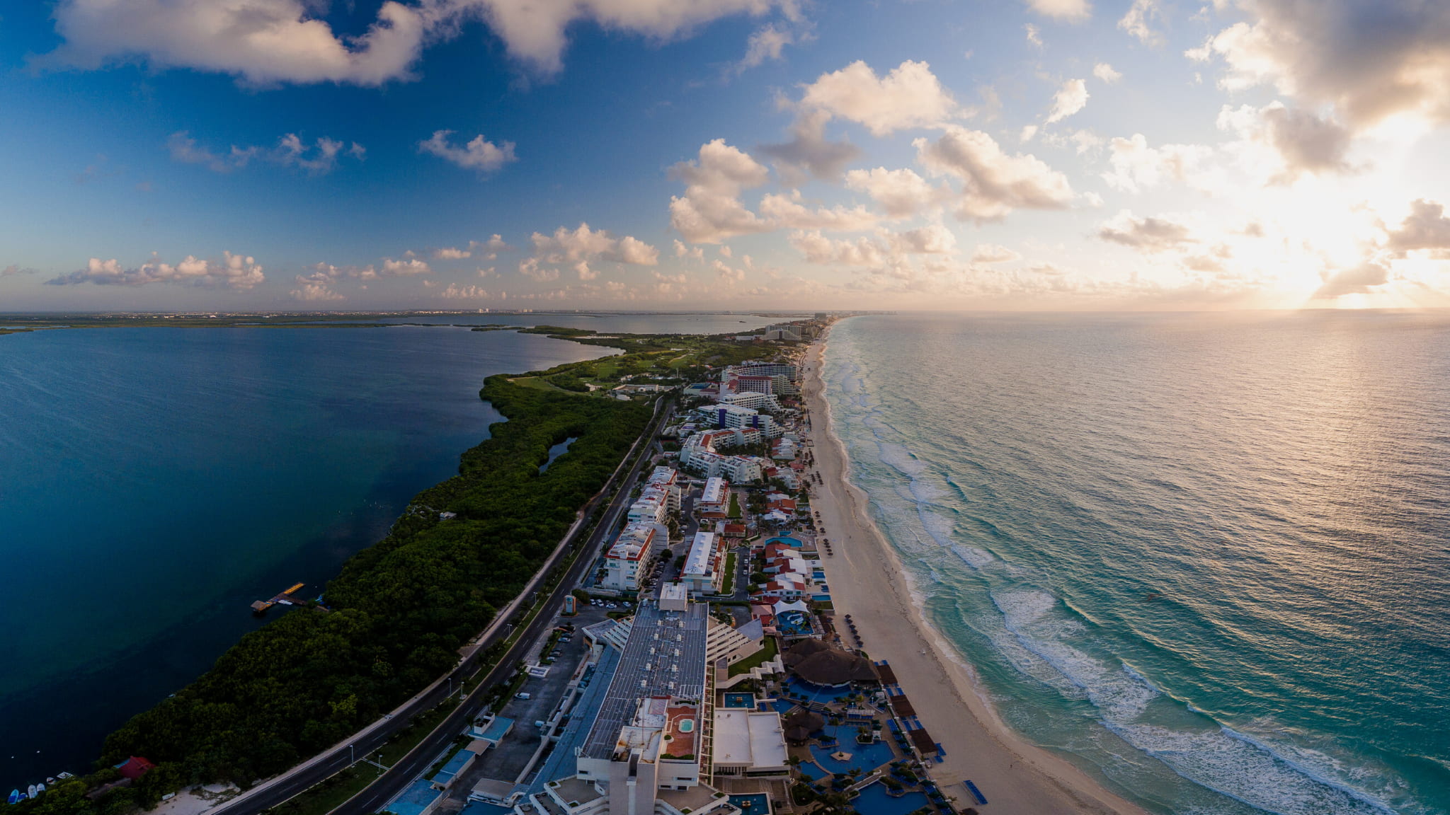 Mar y laguna foto aerea Cancún